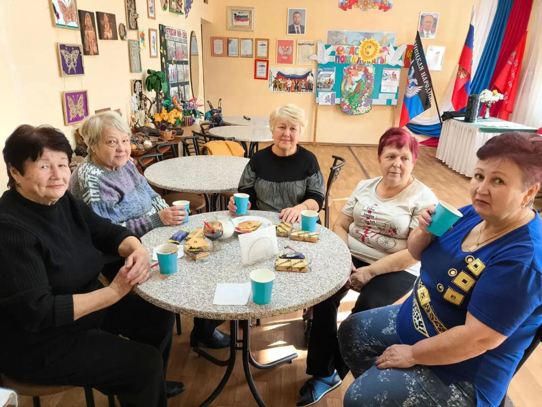 Наталья Бегуненко: Каждый вторник в Центре социального обслуживания населения Петровского района города Донецка проходят уроки линейных танцев — и каждый раз здесь кипит живая, радостная энергия