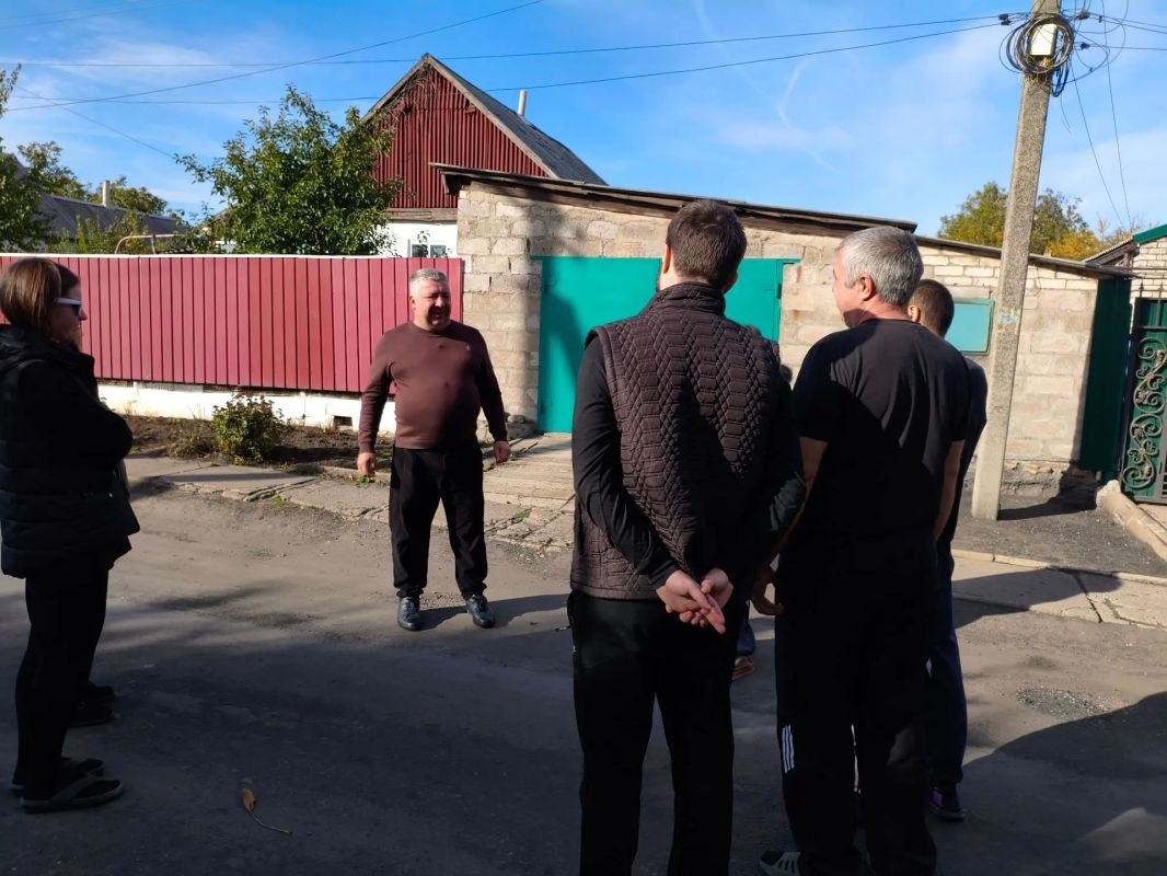 Сегодня, 28 октября, Роман Грицай, начальник Пелагеевского территориального отдела администрации городского округа Торез, провёл встречу с населением по адресу: ул. Вешенская, 26
