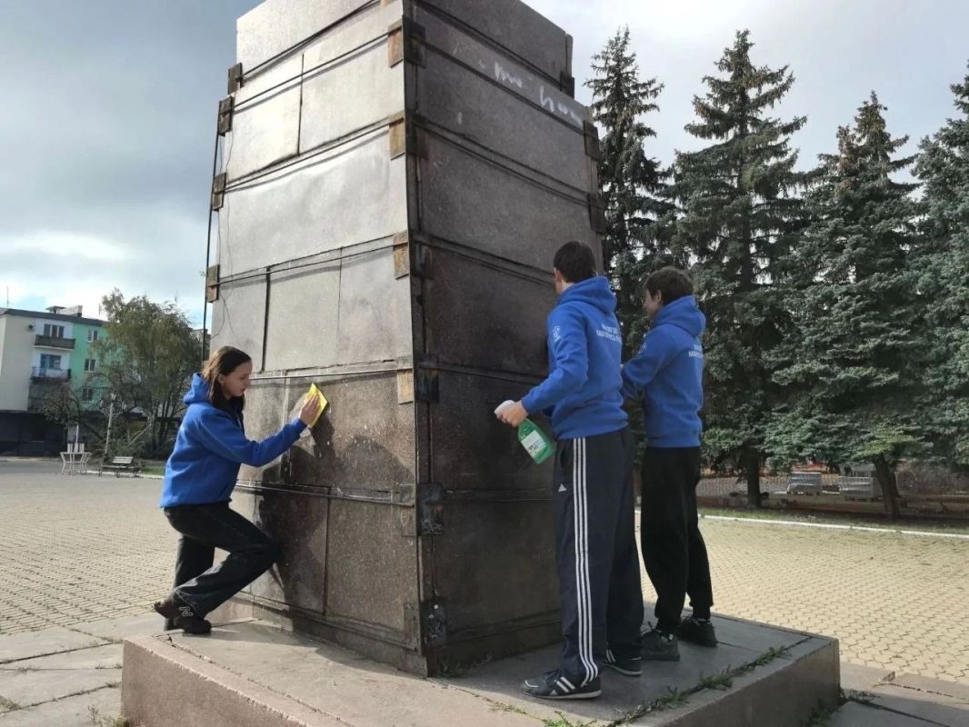 Активисты местного штаба Молодежки «Народного фронта» и Ясиноватского отделения «Молодой Республики» продолжают свою общественно-полезную миссию