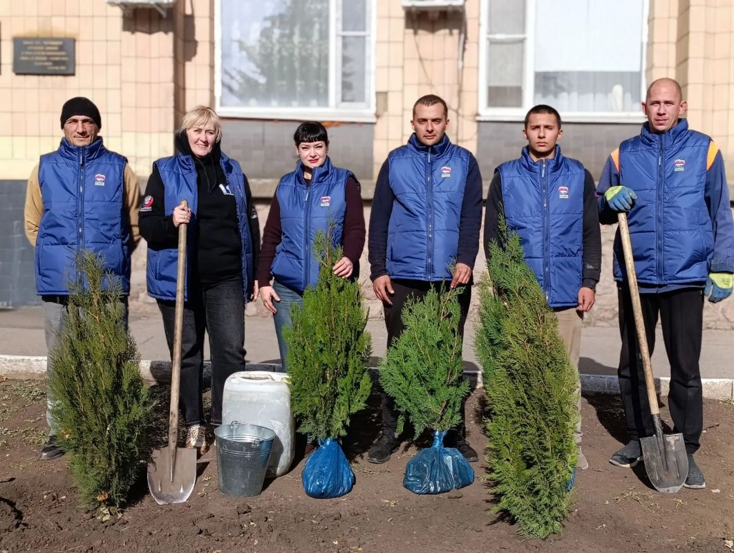В рамках проекта "Зеленая экономика" депутаты Торезского городского совета Анна Матраева, координатор проекта, и Елена Жирова организовали высадку туй – настоящих зеленых легких нашего города!