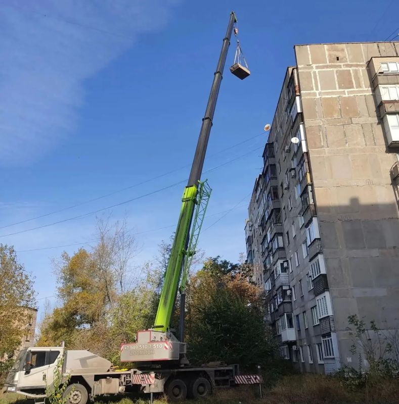 В ходе проведения схода с жителями м-н Строитель с Главой ДНР Денисом Пушилиным, на сегодняшний день ведутся ремонтные работы подрядной организацией по ремонту кровли на м-н Строитель, д. 4