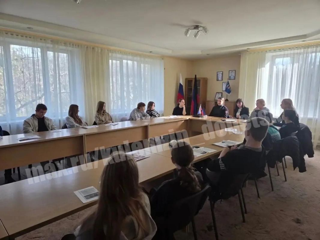 Сегодня в Петровском районе специалисты управления опеки и попечительства администрации г.о. Донецк совместно с ОП №8 УМВД России «Донецкое» провели профилактическую работу с детьми льготных категорий