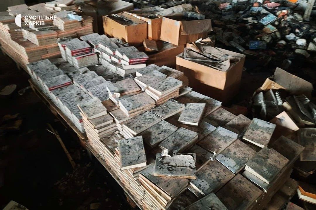 Харьковские каналы ругаются из-за прилёта сбитого дрона по складу "СКД" с 300 тысячами книг, подготовленных к продаже