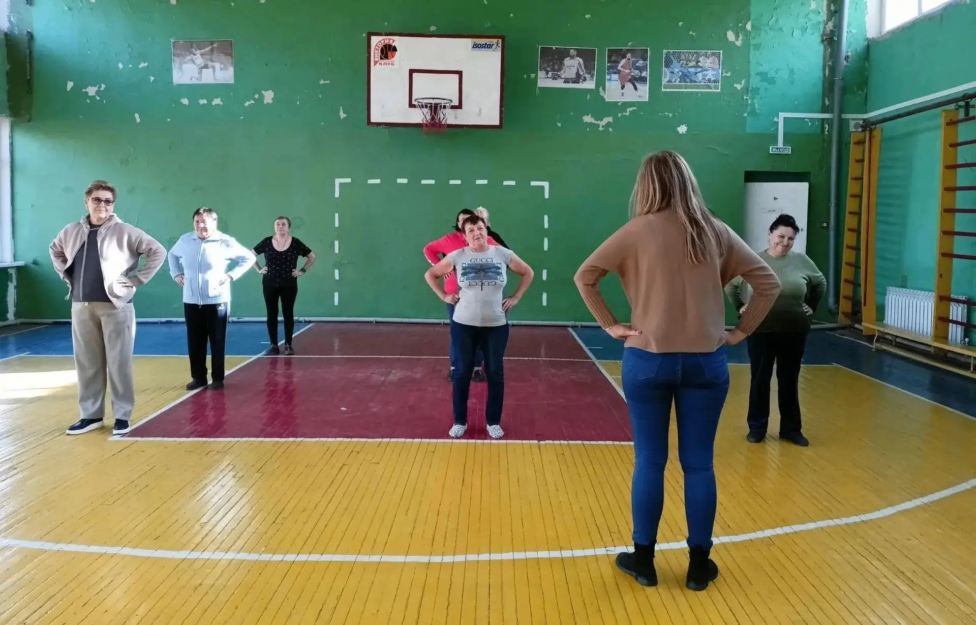 В День бабушек и дедушек получатели социальных услуг Центра социального обслуживания Червоногвардейского района Макеевки посетили спортивный зал
