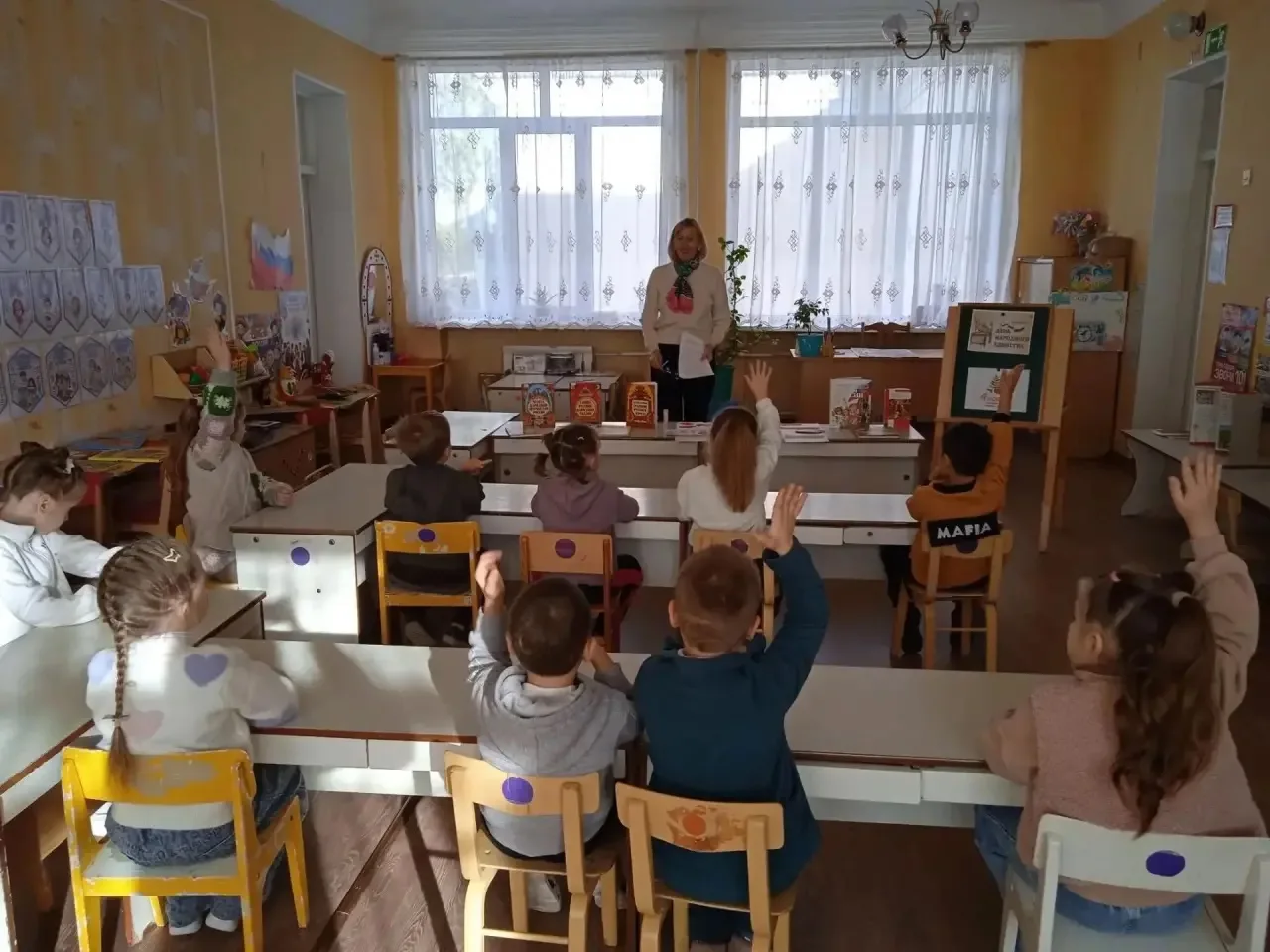 Ко Дню народного единства библиотекари Зугрэсской библиотеки-филиала №3 для детей ГБДОУ "Детского сада №6 г.о.Харцызск" ДНР провели литературное путешествие «Со сказкой открываем мир разных народов»