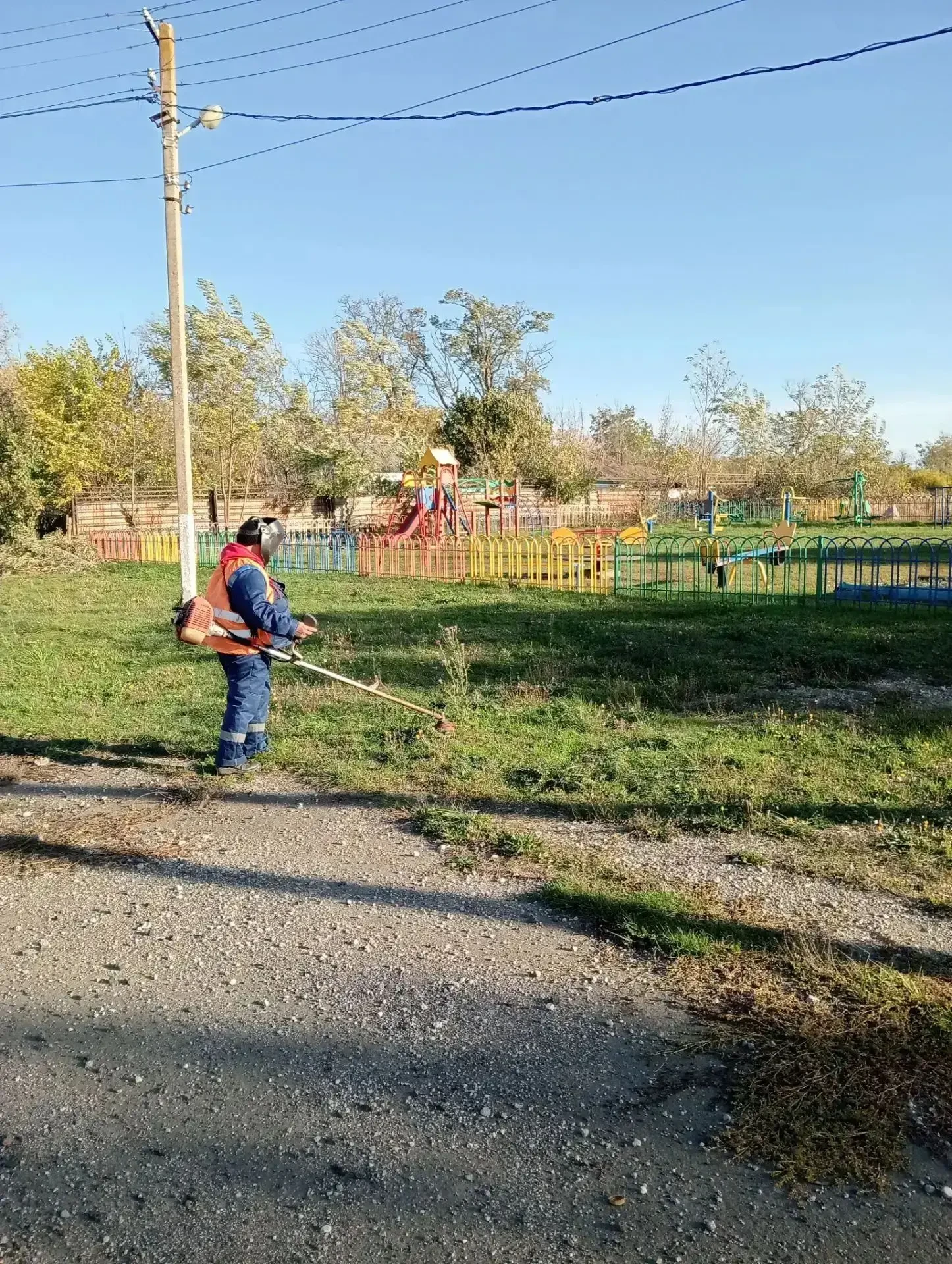 Сергей Юзвинкевич: Несмотря на наступление осеннего периода, в Володарском муниципальном округе продолжаются работы по покосу травы и поддержанию чистоты и порядка на общественных территориях