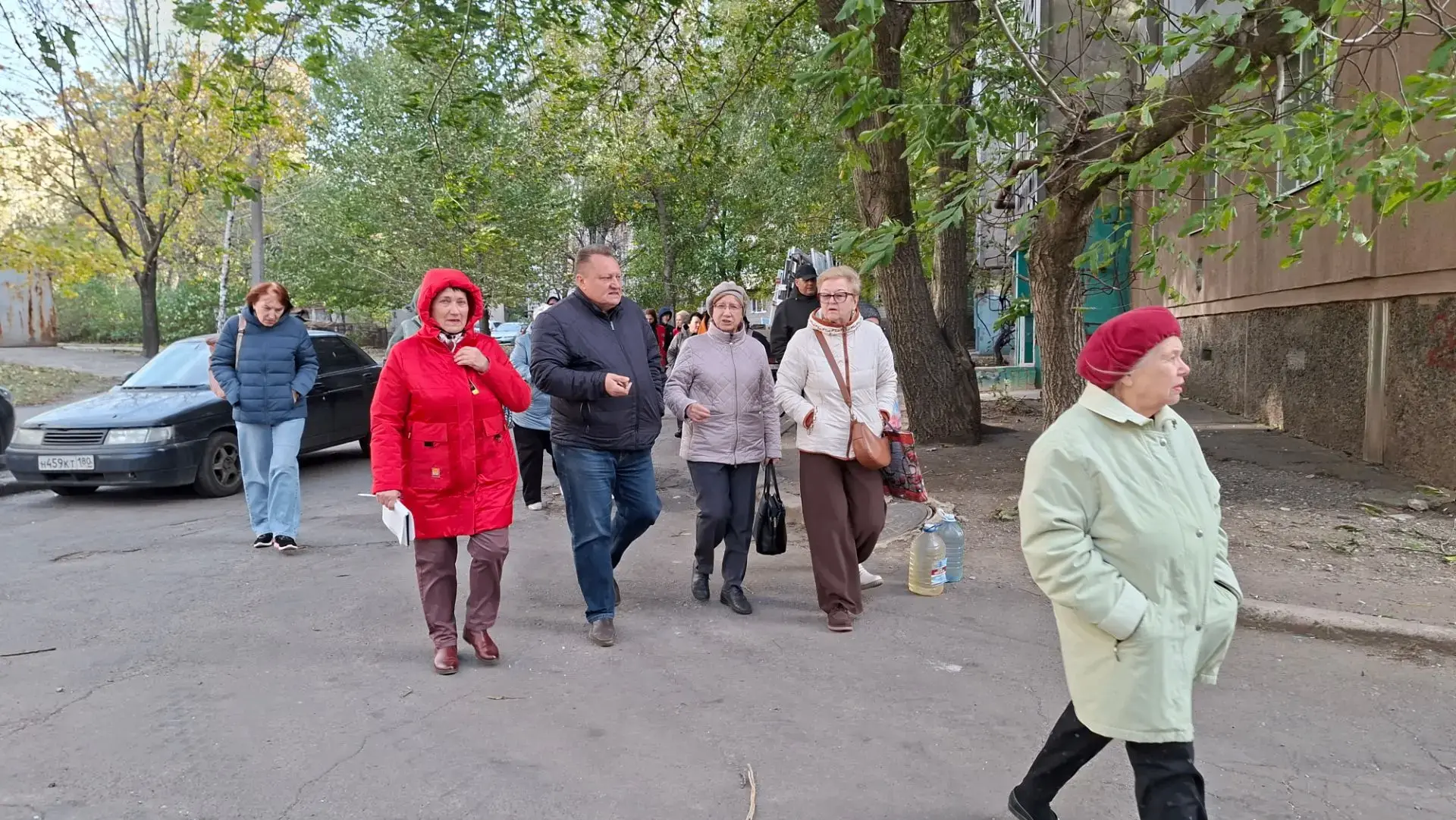 По обращению жителей домов № 264, 266 и 268 по улице Куйбышева, пострадавших в результате обстрела со стороны украинских вооружённых формирований, состоялась очная встреча с жильцами