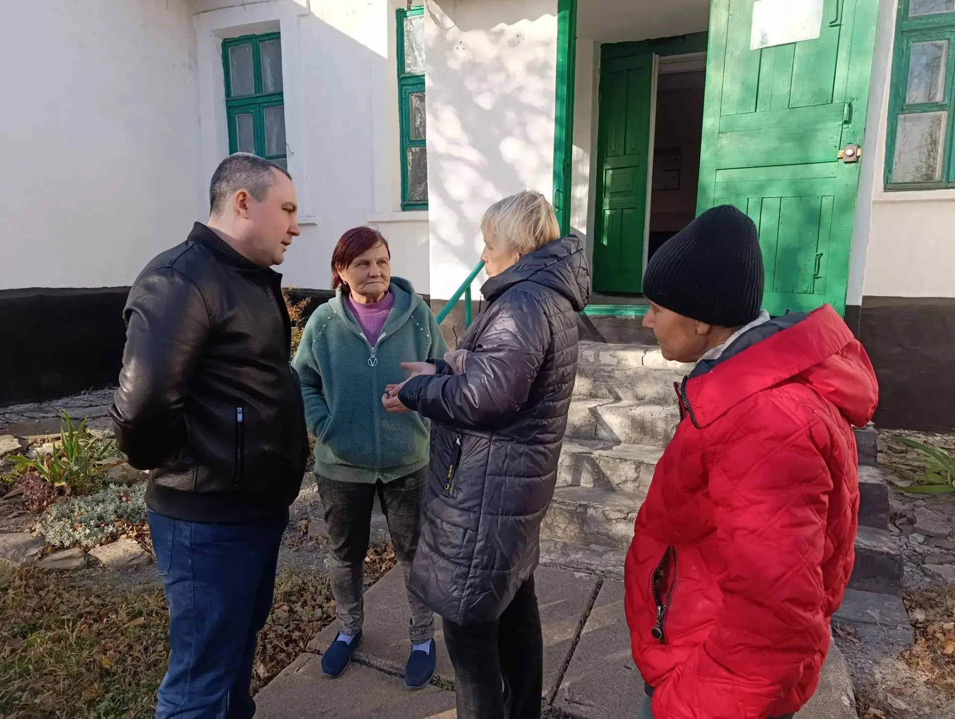 Встреча с населением. Депутат Торезского городского совета Игорь Шинкарёв провёл встречу с жителями улицы Сиваченко