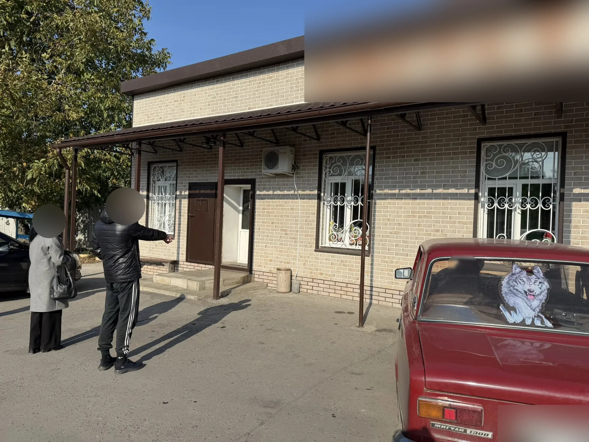 Полицейские задержали двух жителей Тореза за кражу денег с банковского счёта