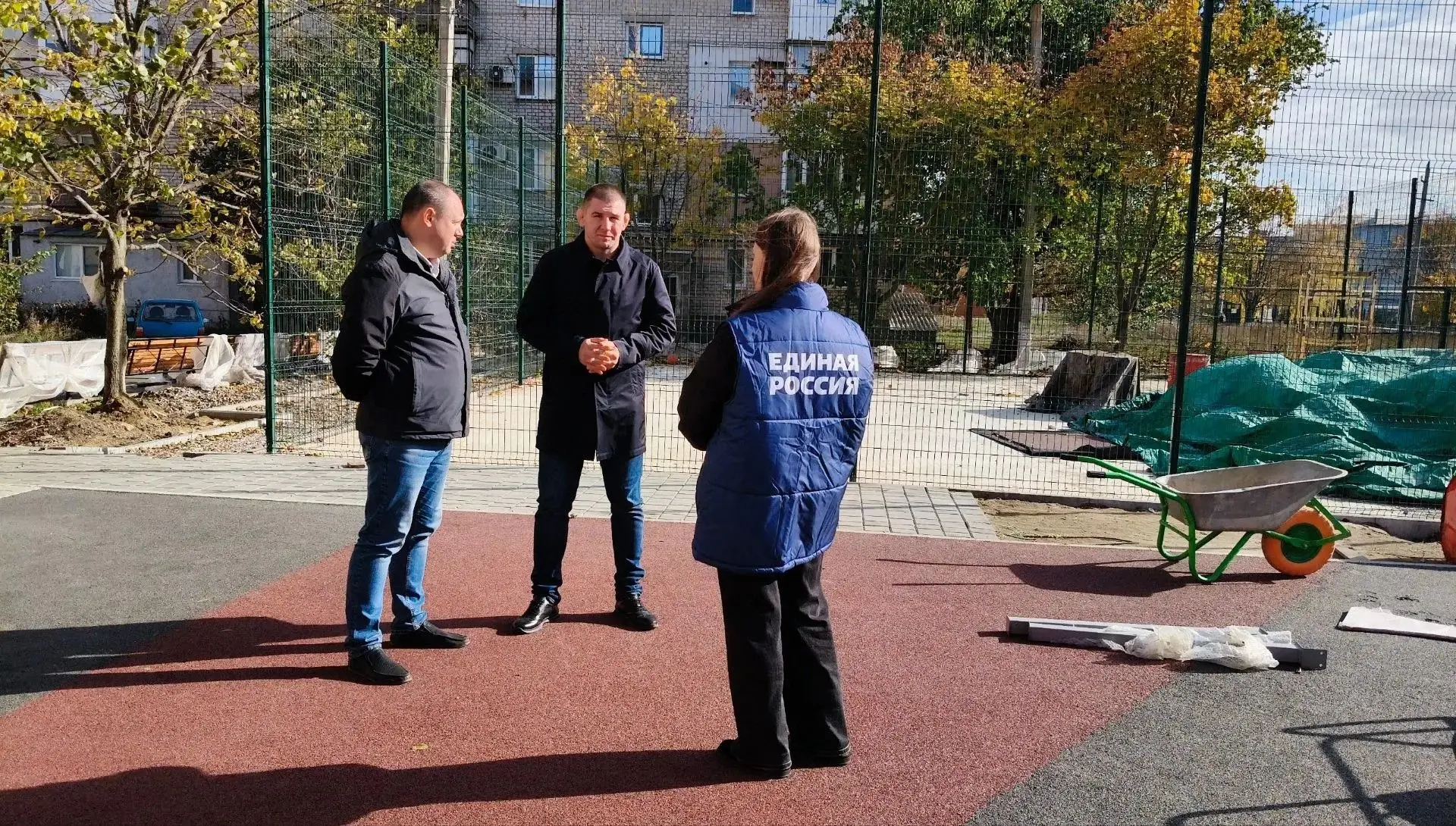 В рамках кураторства министр спорта и туризма ДНР Максим Швец посетил Волновахский мо, чтобы узнать, чем можем помочь и поддержать