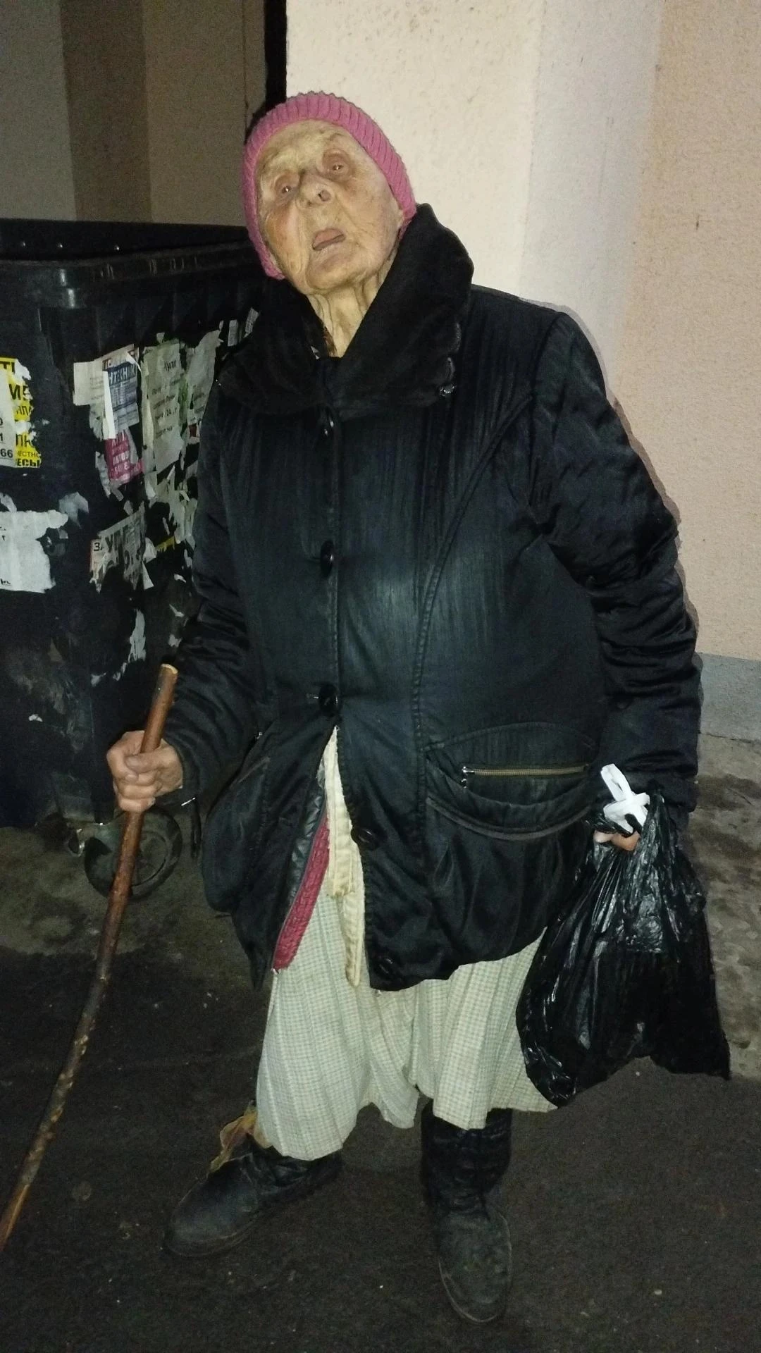 ПЯТЬ ЧАСОВ НА ХОЛОДЕ! В МАРИУПОЛЕ ЗАМЕРЗАЕТ ПОЖИЛАЯ ЖЕНЩИНА, А ПОЛИЦИЮ ЖДУТ УЖЕ БОЛЕЕ ТРЁХ ЧАСОВ!